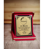 Kırmızı Kadife Plaket 12x16 cm – Kişiye Özel İsim, Resim ve Metin Baskılı Ödül Plaketi