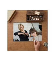 Kuaföründe Saçını Kestiren Kadın Tasarımı 240 parça Ahşap Puzzle Ahşap Kutuda MP00615