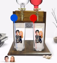 BK Gift Kişiye Özel Renkli Baskılı Sevgililer Karikatürlü İkili Vodka Bardağı ve Çift Musluklu Doğal Ahşap Vodka Standı-7 (Model 1)