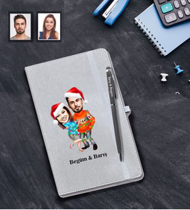 Kişiye Özel Yılbaşı Sevgili Karikatürlü Gri Defter Kalem Hediye Seti Model-7