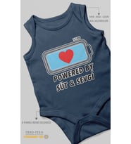 Powered By Süt ve Sevgi Baskılı Bebek Zıbını – Çıtçıtlı Body 8 Renk  %100 Pamuk Sıfır Kol (Lacivert)
