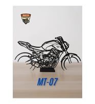 Yamaha MT-07 Masa Dekoru – Motor Tutkunlarına Özel Motosiklet Silüeti