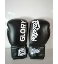 Fairtex marka Deri Boks Eldiveni siyah renk cırtlı model Orjinal Dana derisidir İTHAL ÜRÜNDÜR profesyonel sporcular için uygundur. 10-12-14 16 OZ büyüklükte İstediğiniz Bedeni msj ile bildiriniz