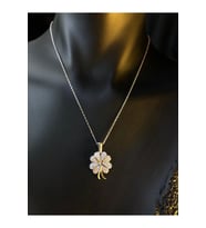Kişiselleşen Açılır Zirconia Taşlı Yonca Beyaz Renk Gümüş Kolye