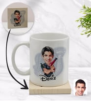 BK Gift Kişiye Özel Erkek Kuaför Karikatürlü Beyaz Kupa Bardak ve Ahşap Bardak Altlığı Hediye Seti - Model 1