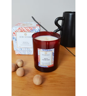 SUM STUDIO Kırmızı Sekoya Kokulu Pamuk Fitilli Doğal Mum 180 gr