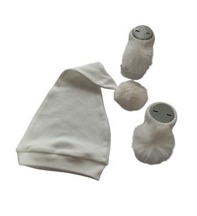 Hoşgeldin Bebek,   Yenidoğan Unisex Bebek,  Beyaz Şapka Ponpon Çorap  Hediye Seti (Beyaz-Krem)
