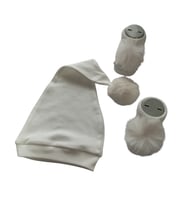 Hoşgeldin Bebek,   Yenidoğan Unisex Bebek,  Beyaz Şapka Ponpon Çorap  Hediye Seti (Beyaz-Krem)