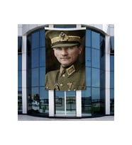 Üniformalı Atatürk Portresi Yakın Çekim Poster Bayrak Raşel Kumal 4x6 metre ATA66