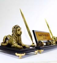 Kişiye Özel Tasarım Çift Aslan Gold Premium Cam Masaüstü Çift Kalemli İsimlik - Çift Aslan İsimlik Hediye Aslan