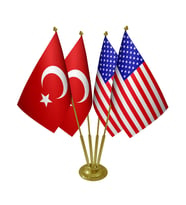 Masa Üstü ABD Amerika Bayrağı Türk Bayrağı Dörtlü Pirinç Direk Masa Bayrak Seti