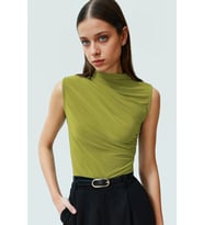 Kolsuz Crop Bluz Dik Yaka Örme Kumaş Vücuda Oturan Seçkin Malzeme Profesyonel Görünüm