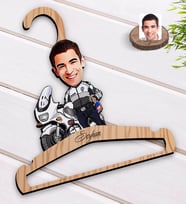 BK Gift Kişiye Özel Erkek Yunus Polisi Karikatürlü Standart Boy Ahşap Elbise Askısı-1
