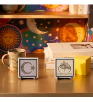 Kalıcı ve Değerli Bir Hatıra: Kelime-i Tevhid Hat Yazısı ile Bismillahirrahmanirrahîm İkili Obje - Özel Hediye 10x10 cm, Pudra - Yavru Ağzı