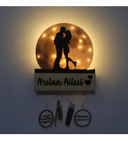 Lucenda Led Işıklı Pleksi Dolunay Kişiselleştirilebilir Biblo Ametist Öpüşen Sevgili Anahtar Askılığı (Sarı)