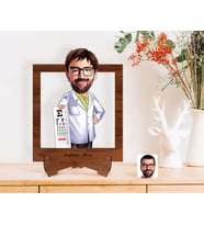 BK Gift Kişiye Özel Erkek Göz Doktoru Karikatürlü Ahşap Standlı 3D Biblo-1 (Beyaz)