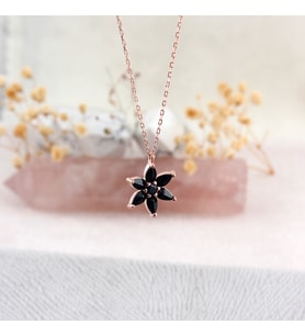 925 Ayar Gümüş Siyah Taşlı Lotus Çiçeği Kolye İnlove