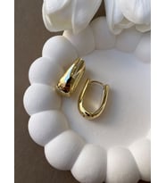 Xuping 14 Ayar Altın Kaplama Oval Formlu Küpe – Modern Gold Statement Tasarım