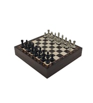 GiftHome Orta Boy Premium Black Metal Klasik Satranç Takımı ve Ceviz Desenli Sandıklı MDF Tahtası (30X30X6 cm.)