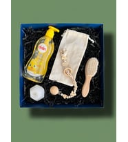 DALİN 400ML BEBEK ŞAMPUANI,İSİMLİ EMZİK ZİNCİRİ, KEÇİ KILI FIRÇA TARAK VE KESESİ,GEOMETRİK DESENLİ MUM,YENİ DOĞAN HEDİYE,BEBEK HEDİYE KUTUSU