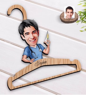 BK Gift Kişiye Özel Erkek Doktor Karikatürlü Standart Boy Ahşap Elbise Askısı-3