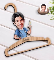 BK Gift Kişiye Özel Erkek Doktor Karikatürlü Standart Boy Ahşap Elbise Askısı-3