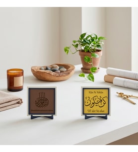 Çalışma Odalarınıza Estetik Değer Katan Kün Fe Yekün Tasarımı ve Metinli Bismillâhirrahmânirrahîm Modern İkili Masa Aksesuarı 10x10 cm, Açık Kahve - Sarı
