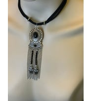 SİYAH TAŞLI ZİNCİR PÜSKÜLLÜ TASARIM KADIN KOLYE BOY 15 CM