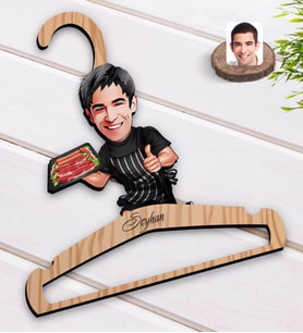BK Gift Kişiye Özel Erkek Kasap Karikatürlü Standart Boy Ahşap Elbise Askısı-2
