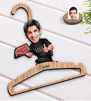 BK Gift Kişiye Özel Erkek Kasap Karikatürlü Standart Boy Ahşap Elbise Askısı-2
