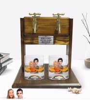BK Gift Kişiye Özel Renkli Baskılı Sevgililer Karikatürlü İkili Viski Bardağı ve Çift Musluklu Doğal Ahşap Viski Standı-86 (Model 1)