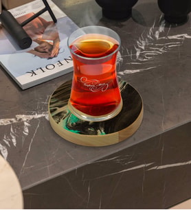 BK Gift Kişiye Özel Mermer Tasarımlı Doğal Ahşap Tabaklı Heybeli Çay Bardağı Model 18