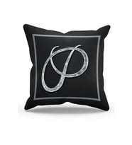 Moud's Çift Tarafı Baskılı P Harfi Desenli Süet Kırlent Kılıfı