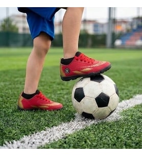 Çocuk Halı Saha Futbol Ayakkabısı – Hafif, Kaymaz Tabanlı, Bağcıklı Kramponsuz Spor Ayakkabı