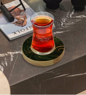 BK Gift Kişiye Özel Mermer Tasarımlı Doğal Ahşap Tabaklı Heybeli Çay Bardağı Model 4