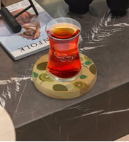 BK Gift Kişiye Özel Kivi Tasarımlı Doğal Ahşap Tabaklı Heybeli Çay Bardağı Model 1