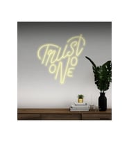 Trust No One Yazılı Neon Tabela
