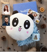 Kişiye Özel Karikatürlü Orta Dünya Sevgililer Hediye Kutusu - Kişiye Özel T Pastel Kupa, Peluş Yastık, Fotoğraf 1 Adet Sevgililer Günü Hediyesi