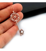925 Ayar Gümüş Zirkon Taşlı Zarif Anahtar Tasarımlı Kolye (Rose)