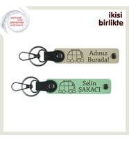 Sade ve Anlamlı Bir Hediye, Karavan Temalı Kişisel Anahtarlık x2’li, İsim Yazılı, S Kahve-A Yeşil (Çok Renkli)