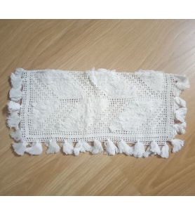 EL İŞLEMESİ BEYAZ DANTEL,KENARI PÜSKÜLLÜ SEHPA ÖRTÜSÜ 31x33cm