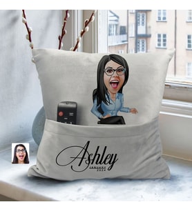 BK Gift Kişiye Özel Boss Anne Karikatür Tasarımlı Organizer Kumanda ve Atıştırmalık Cepli Gri Kırlent Yastık- 5 Arkadaşa Hediye, Cepli Yastık