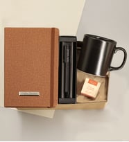 Kişiye Özel Termo Deri Taba Defter & Kişiye Özel Metal Tükenmez Kalem & Kupa Bardak & Teashop Hediye Seti