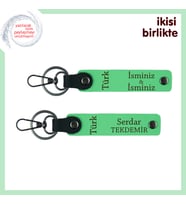 Kurumsal Hediye – Türk Yazısı Desenli, İsme Özel 2’li Anahtarlık Seti, Fıstık Yeşil-Yeşil