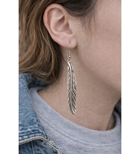 Free Feather Spirit – Tüy Figürlü Gümüş Renk Unisex Sallantılı Küpe