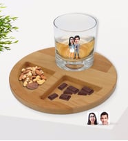 BK Gift Kişiye Özel Sevgililer Karikatürlü Viski Bardağı ve Doğal Masif Ahşap Yuvarlak Sunum Tabağı Çerezlik Hediye Seti-81