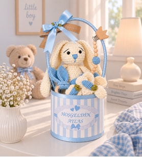 Premium Kişiye Özel İsimli Silindir Hediye Kutusunda Mavi Tavşan Temalı Amigurumi ve Patikli Hoş Geldin Erkek Bebek Hediye Seti