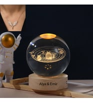 Kişiye Özel Işıklı Ahşap Kaideli Gezegenler Temalı Cam Küre 8cm Ve Melek Kolye