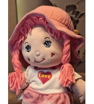 SUNA PEMBE ŞAPKALI BEZ BEBEK 50 CM