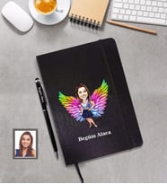 Kişiye Özel Melek Anne Karikatürlü Siyah Defter Kalem Hediye Seti Model-3 (Kırmızı)